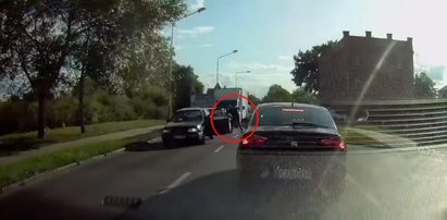 Na środku drogi wysiadł z auta i z kijem ruszył na innego kierowcę [WIDEO]