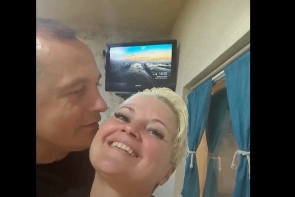 "DA LI BISTE VI STAVILI GLAVU NA PANJ SVOM MUŽU KAO JA?" Maja Nikolić pokazala privatan snimak i usijala mreže: Evo ŠTA JOJ JE URADIO (VIDEO)