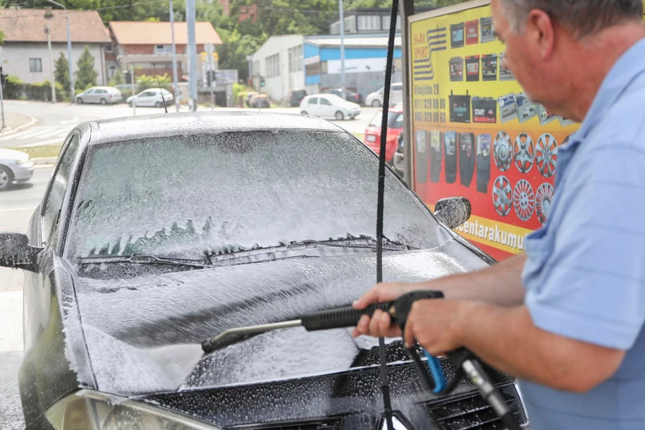 Kada je spoljna temperatura ispod 0 stepeni, voda se vrlo lako smrzava na karoseriji, u bravama i oko vrata.