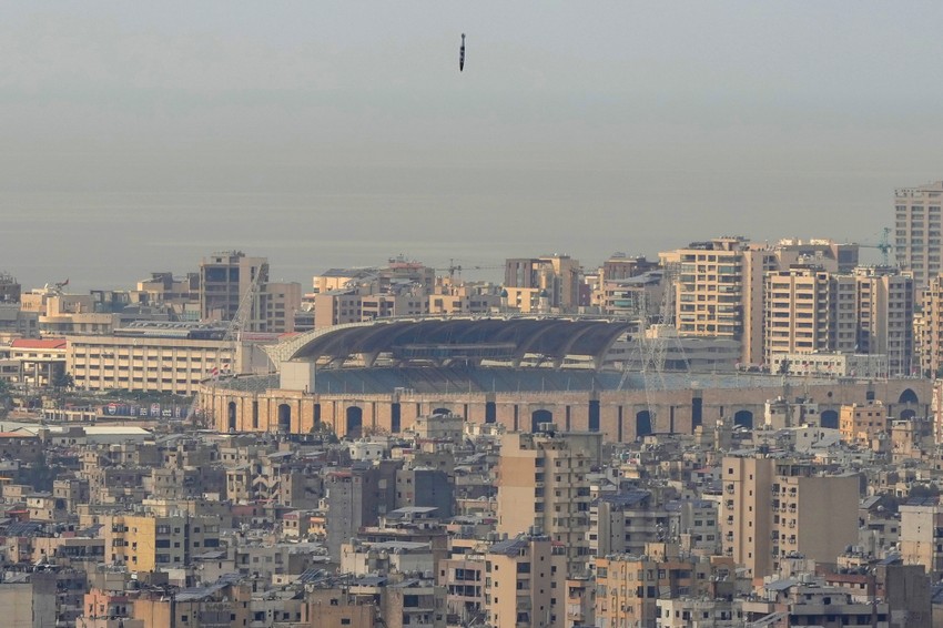 Fotografija na kojoj se vidi izraelska raketa pre nego što je došlo do udara u Bejrutu