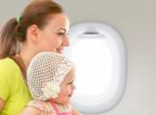 Poradnik pasażera: jak wygląda podróż dziecka samolotem