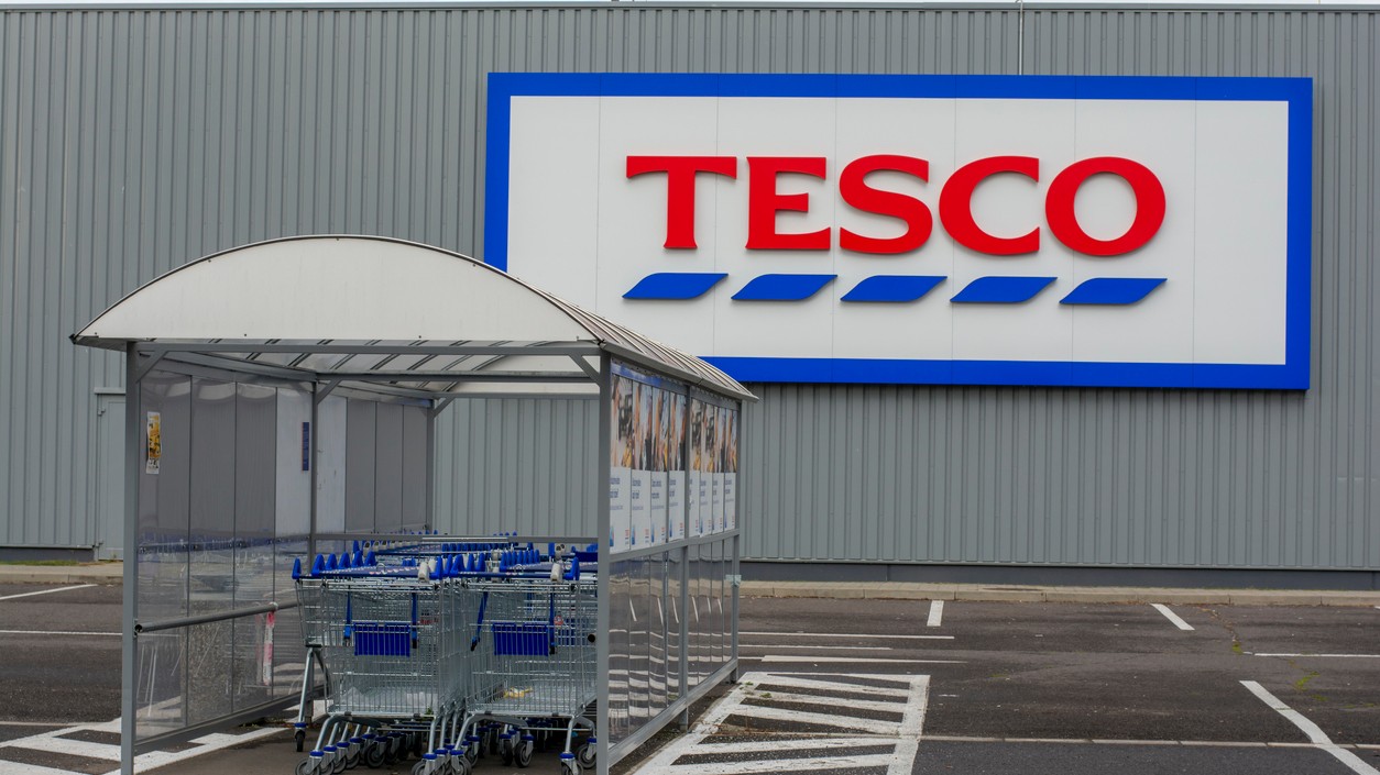 Tesco sa dohodlo na predaji svojho slovenského a českého biznisu skupine Ahold Delhaize. Transakcia sa má dokončiť až po schválení regulačnými orgánmi.