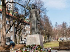 Zakończył się proces mężczyzn, którzy przewrócili pomnik prałata Jankowskiego