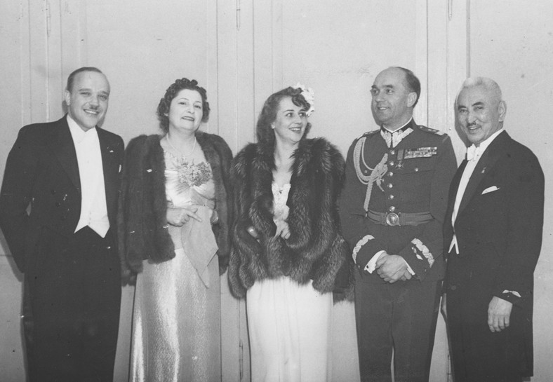 Bal Towarzystwa Węgierskiego w Warszawie (1939). Trzecia od lewej Zofia Kajzerówna, czwarty od lewej generał Tadeusz Kasprzycki