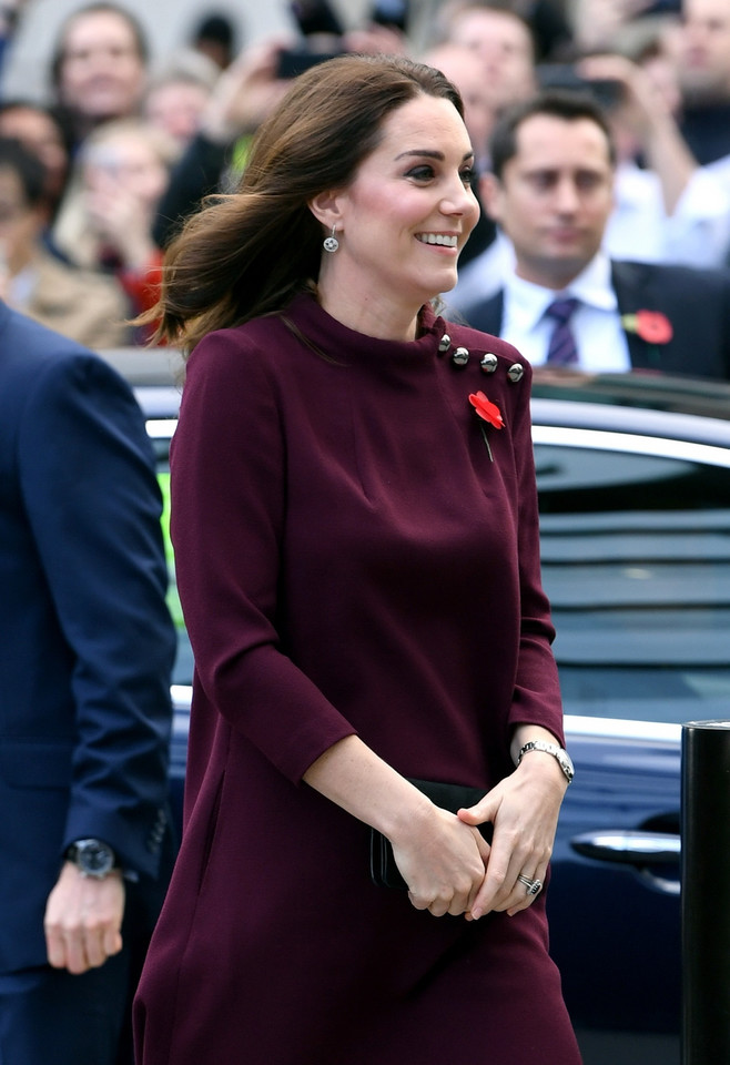 Księżna Kate Middleton eksponuje ciążowe krągłości