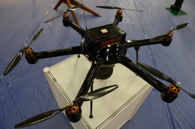 Bezzałogowy zdalnie sterowany pojazd powietrzny ANIMUS VTOL. Praca inżynierska Wojciecha Lorenza, studenta cywilnego WSOSP<br><br> fot. Sławomir Mrowiński