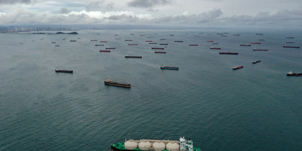 Statki towarowe czekające przy wejściu do Kanału Panamskiego w Zatoce Panamskiej u wybrzeży Panamy, 23 sierpnia 2023 r.