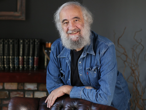 Mérő László: „A mesterséges intelligencia mindent elintéz helyettünk – és ez veszélyesebb, mint hinnénk”