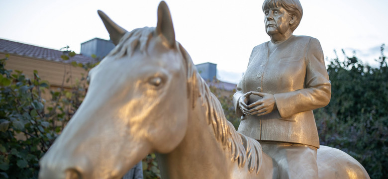 Pomnik Angeli Merkel na koniu już nie istnieje