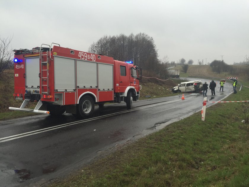 Busem z piłkarzami zderzył się z tirem