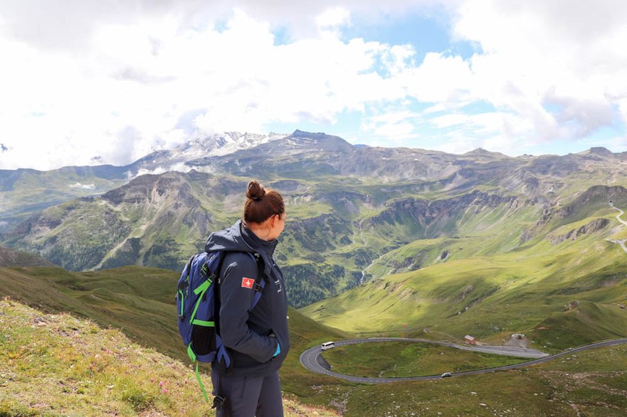 Będąc na Grossglockner Hochalpenstrasse latem, warto spakować kilka cieplejszych ubrań. Temperatura na tej wysokości jest niższa, wieją również silniejsze wiatry. 