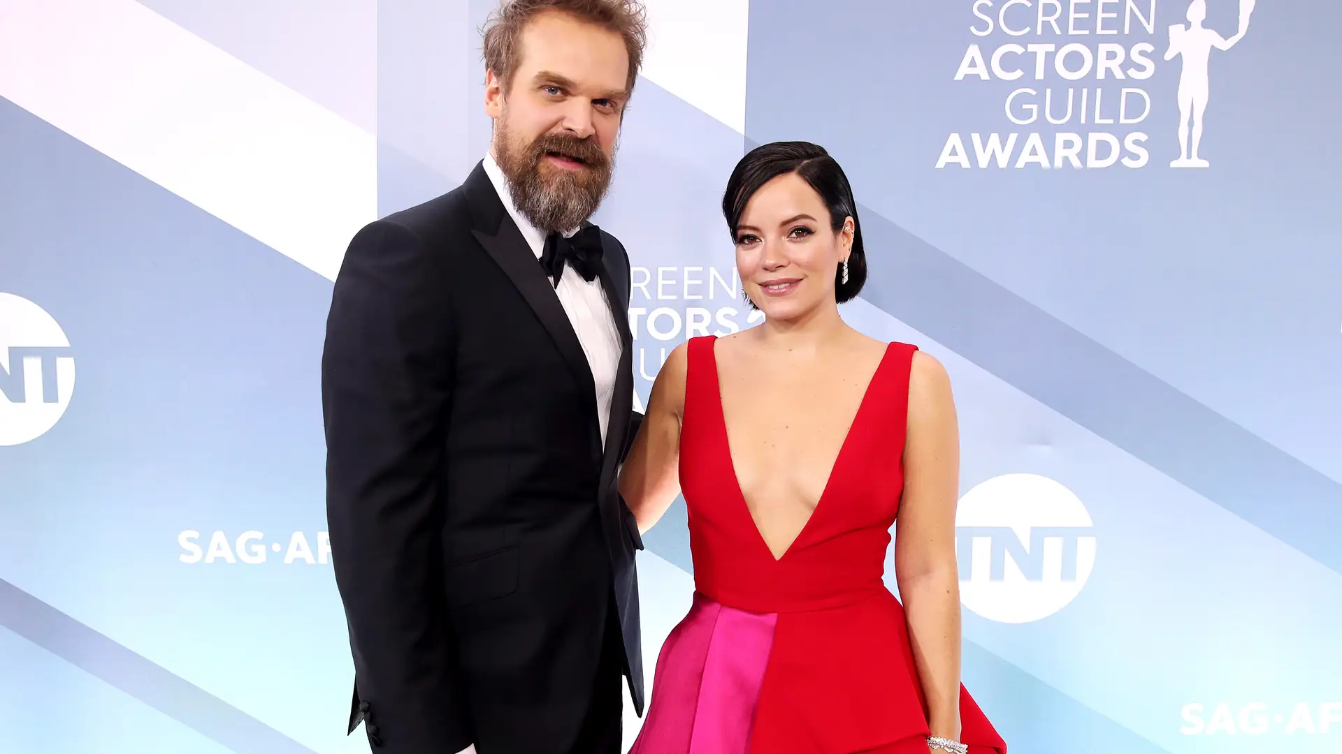 David Harbour i Lily Allen wzięli ślub w Vegas. Ceremonię uczcili hamburgerem