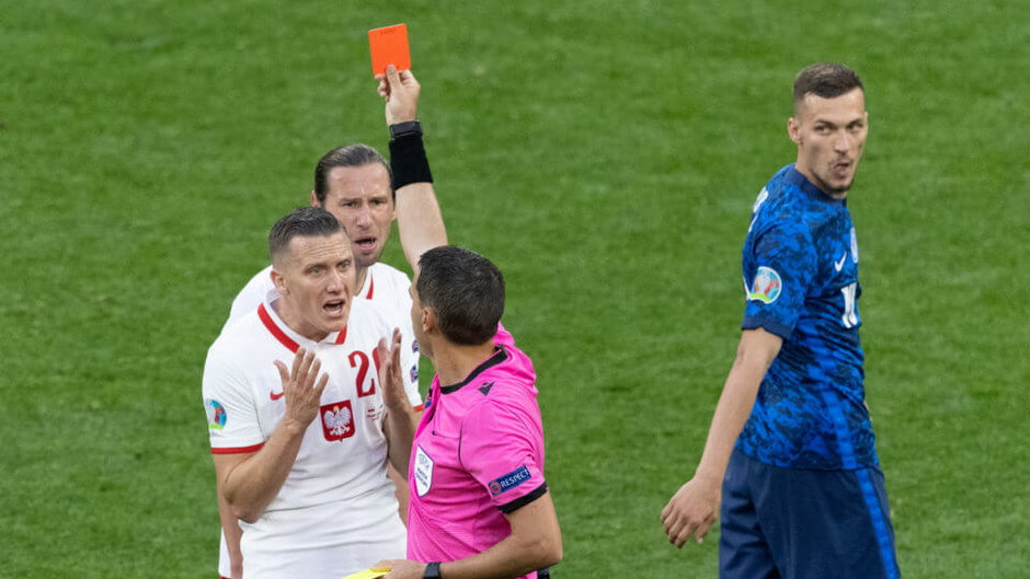 Grzegorz Krychowiak oglądający czerwoną kartkę w meczu ze Słowacją