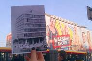 Smyk pokryty wielką reklamą Warsaw Shore. Fotografia wykonana przez panią Katarzynę Fołdyn, umieszczone na profilu Usuńcie baner Warsaw SHORE ze Smyka/ CDT