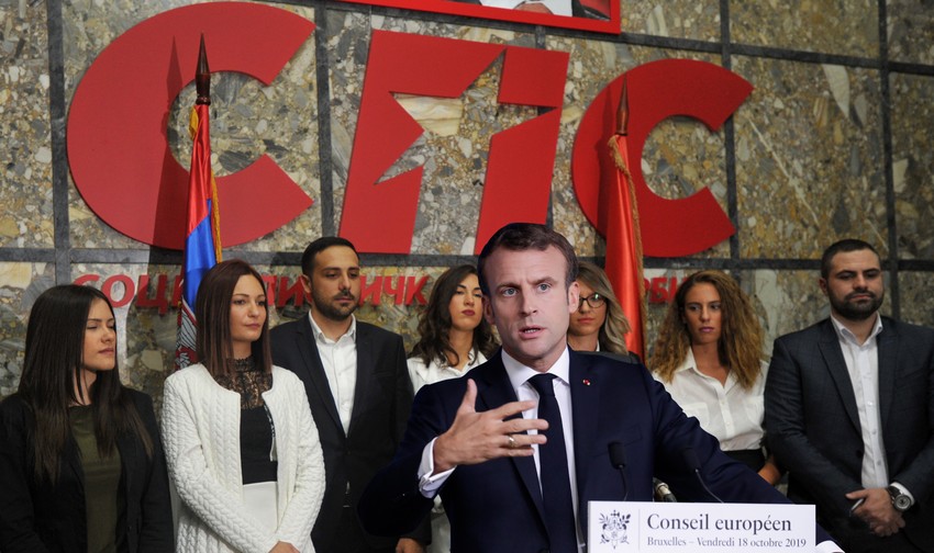 Makron uz podršku hora SPS-a. Da li nastup ovako izgleda efektnije?