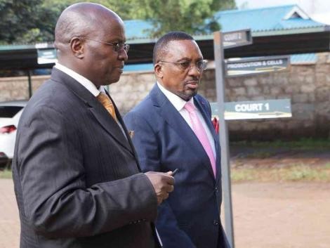 Lawyer Assa Nyakundi with his client Apostle James Ng'ang'a during his trial at the Limuru Law Courts 