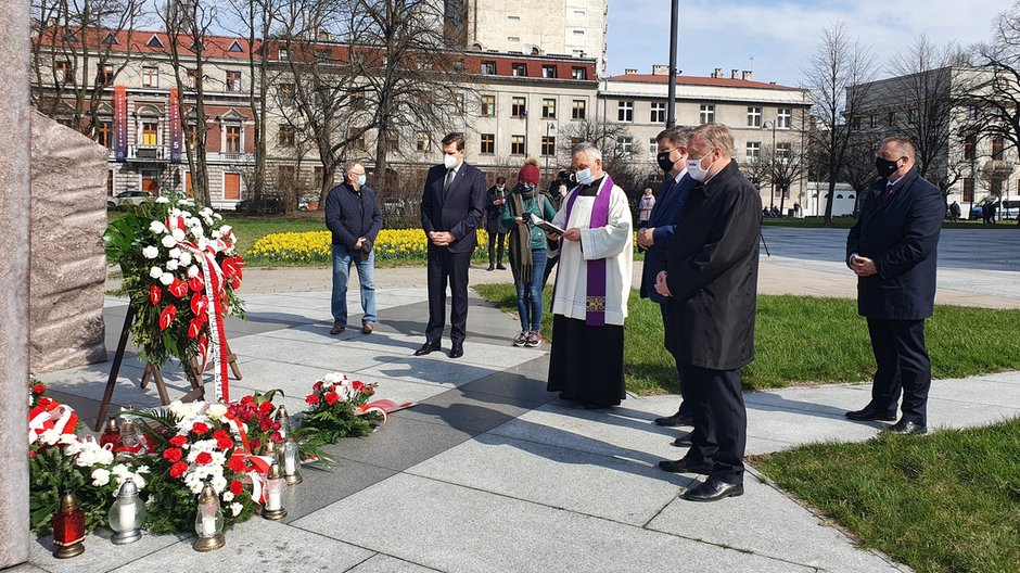 11. rocznica katastrofy smoleńskiej. Złożenie kwiatów pod łódzkim pomnikiem smoleńskim