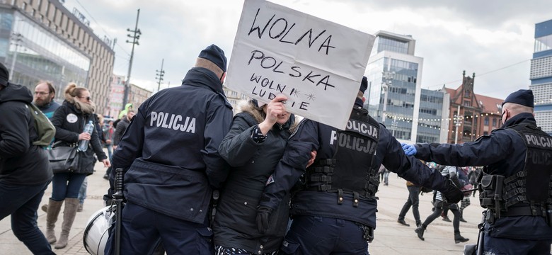 Demonstracja "antycovidowców" w Katowicach. Mandaty, zatrzymania i wnioski do sądu
