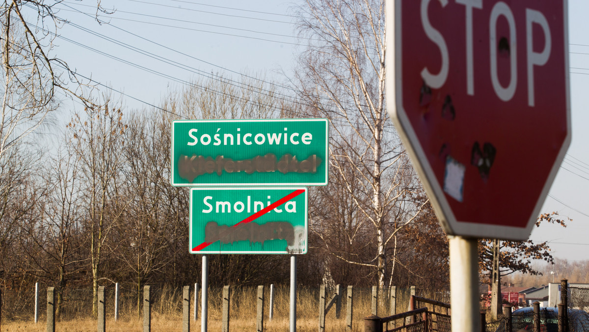 Oblany test z tolerancji. W weekend wandale zamazali czarną farbą kilkanaście dwujęzycznych tablic z nazwami miejscowości znajdujących się na terenie gminy Sośnicowice. Sprawcy domalowali symbol Polski Walczącej.