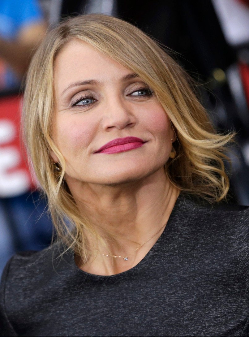 Nową "Annie" nakręcił Will Gluck, twórca "Łatwej dziewczyny" i "To tylko seks". Na ekranie pojawia się plejada gwiazd z Cameron Diaz, Rose Byrne i Jamie Foxxem na czele. Główną zaś rolę zagrała jedna z najbardziej obiecujących dziecięcych aktorek Hollywood – Quvenzhané Wallis