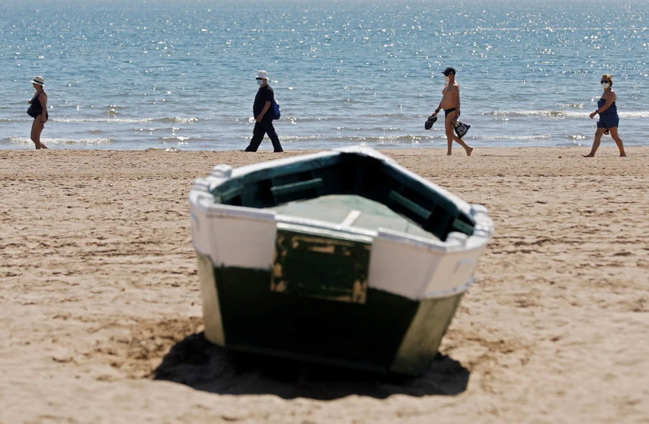 Držanje distance: Plaža Malvarosa u Valensiji, Španija