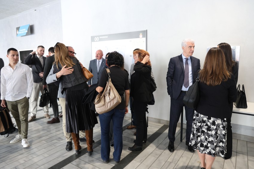 Roditelji ubijene dece (levo), majka dečaka ubice (desno)