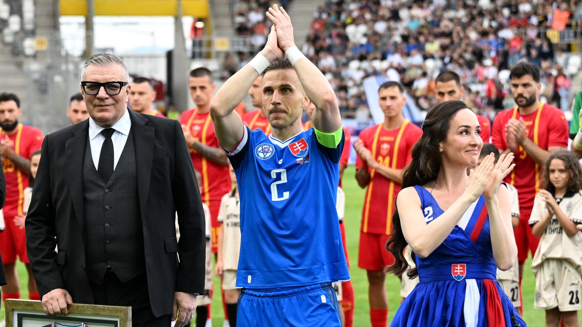 Peter Pekarík, ktorému prezident SFZ Ján Kováčik odovzdáva pamätný dres s číslom 2 počas jeho rozlúčky s kariérou
