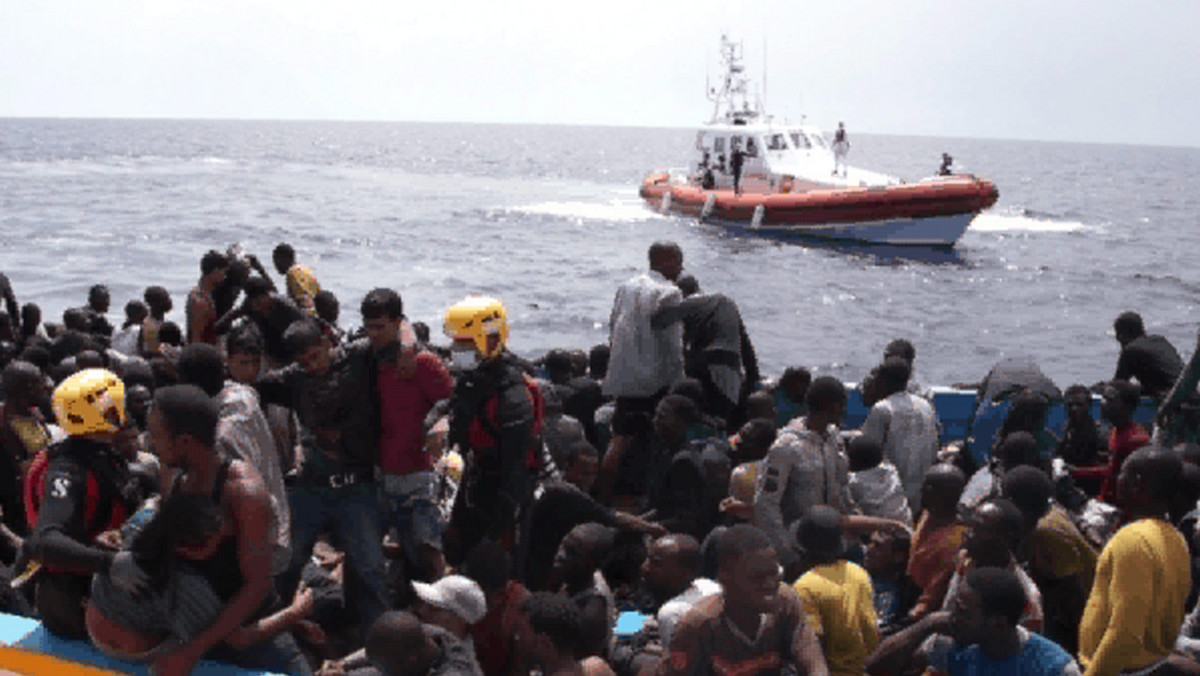 Kolejna grupa ok. 320 nielegalnych imigrantów, w tym 35 kobiet i 11 dzieci, dotarła w sobotę na włoską wyspę Lampedusa. Nie wiadomo, z jakiego kraju pochodzą przybysze - podała włoska agencja ANSA.