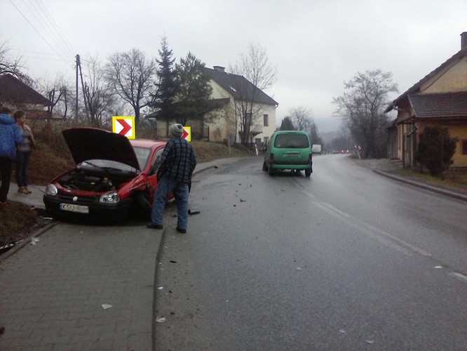 Samochód rozbity na pechowym zakręcie