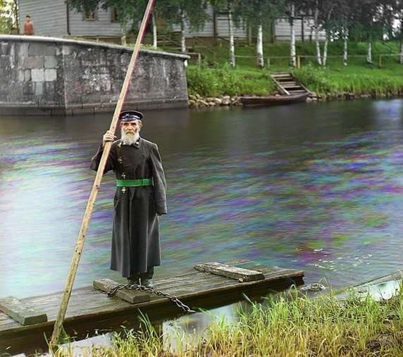 Pinkus Karlińskij. Osiemdziesiąt cztery lata. Sześćdziesiąt sześć lat służby jako nadzorca śluzy rzecznej w Czernihowie (1909, domena publiczna).