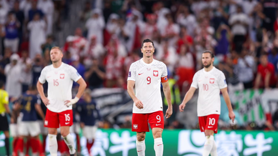 Kamil Glik, Robert Lewandowski i Grzegorz Krychowiak podczas meczu z Francją (1:3) na MŚ w Katarze. 