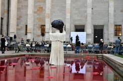 Przed Muzeum Narodowym w Warszawie odsłonięto instalację Jerzego Kaliny 'Zatrute źródło'