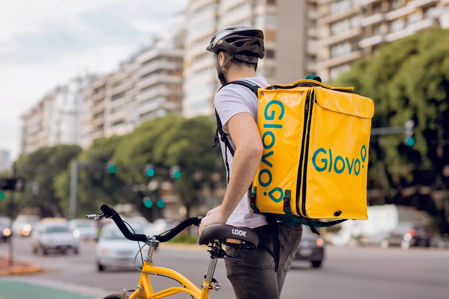 Pomysł na przywożenie zakupów z Biedronki przez kurierów Glovo to jedna z najciekawszych innowacji na polskim rynku handlowym