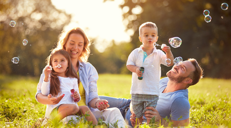 A család minden tagja összemérheti tudását: vajon kinek megy jobban a buborékfújás? 
/Fotó:Shutterstock