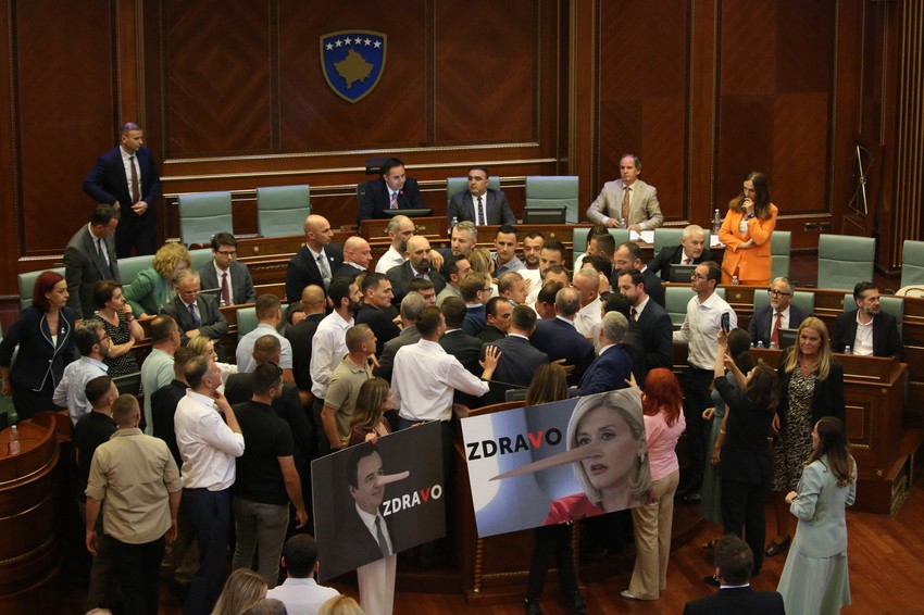 Ka Kurtiju je poletela i flaša