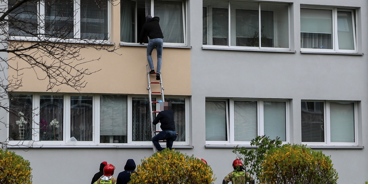 Tragedia w bloku we Wrocławiu. Policja wchodzi do mieszkania przez okno.