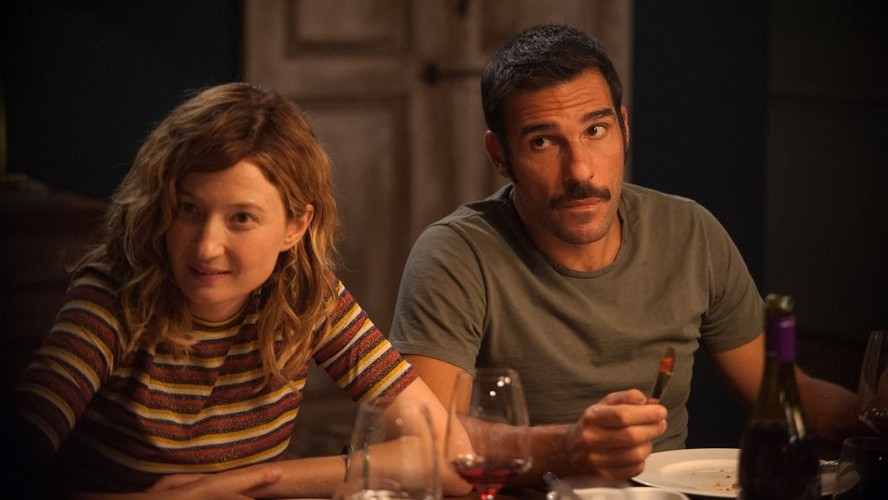 <strong>Dobrze się kłamie w miłym towarzystwie, reż. Paolo Genovese, polska premiera: 6 stycznia 2017</strong>
<br><br>
Siedmioro długoletnich przyjaciół spotyka się na kolacji. Dla urozmaicenia wieczoru rozpoczynają zabawę polegającą na dzieleniu się między sobą treścią każdego SMS-a, e-maila lub rozmowy telefonicznej, jakie otrzymują w trakcie spotkania. Kiedy tym samym wiele tajemnic zaczyna wypływać na światło dzienne, niewinna gra rodzi konflikty, które niełatwo będzie zażegnać...
<br><br>
[opis dystrybutora kino]