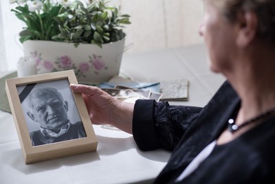 Renta wdowia przysługuje nie tylko wdowom. Te osoby też mogą ubiegać się o to świadczenie, a tego nie robią. Jeśli się pospieszą, jeszcze zdążą z wnioskiem