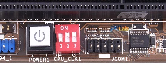 Przy krawędzi płyty jest przycisk Power i przełącznik do zmiany częstotliwości bazowej procesora Easy OC Switch