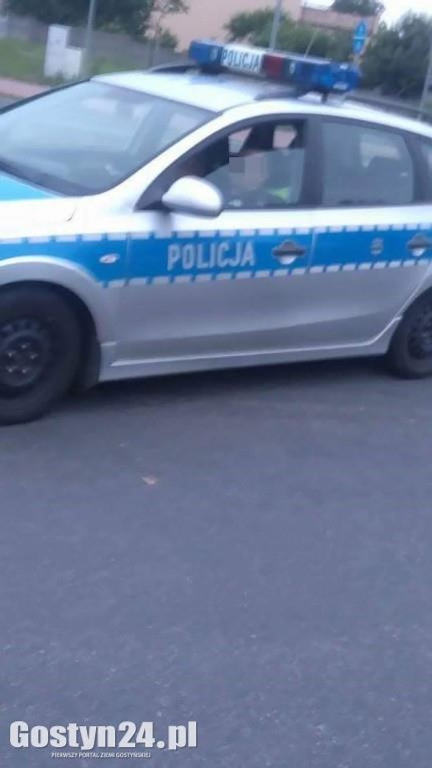 Gostyńscy policjanci spali na służbie. Zrobili im zdjęcia