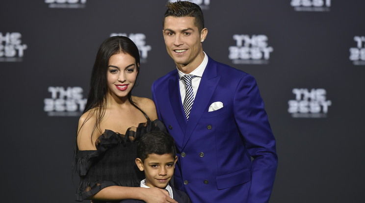 Cristiano Ronaldo már a negyedik gyermekét várja, és állítólag meg sem akar állni a bűvös hetes számig /Fotó: AFP