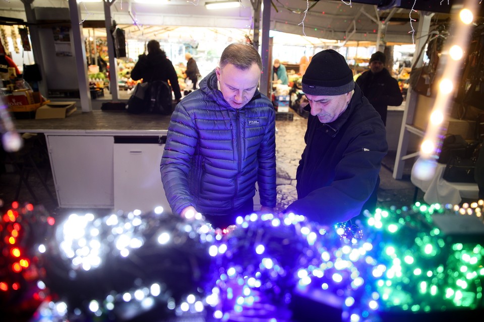 Prezydent Andrzej Duda podczas przedświątecznych zakupów na Nowym Kleparzu w Krakowie.