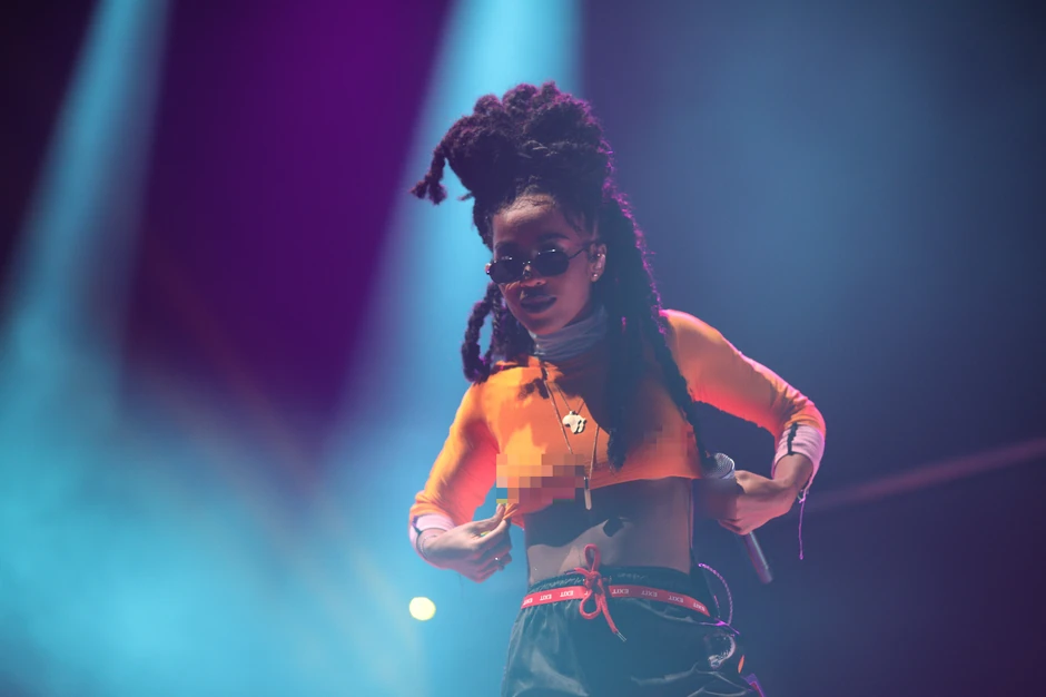 Reperka IAMDDB na Exitu namešta majicu