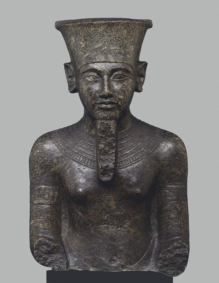 Fragment posągu boga Amona z rysami twarzy faraona Tutanchamona 