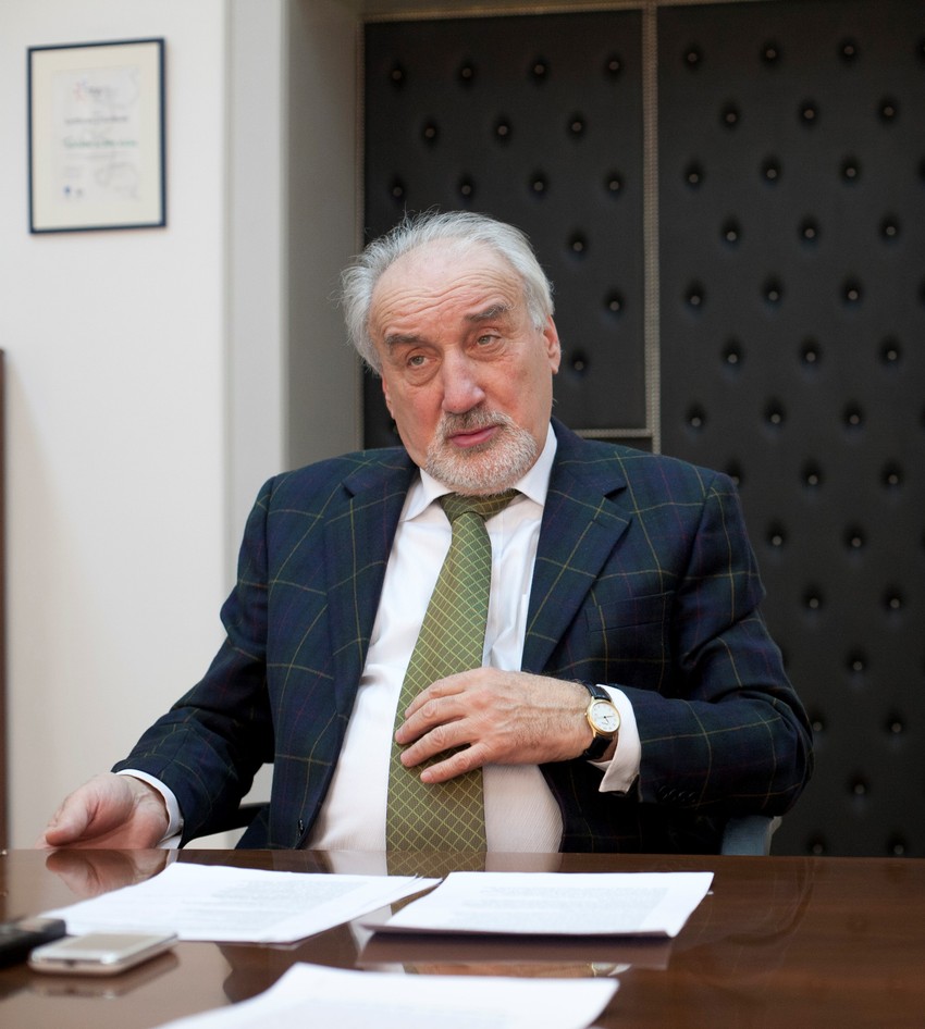 "Skeptik sam i u pogledu stručnosti i u pogledu nepristrasnosti i objektivnosti kosovskih sudova. Albanci doživljavaju sebe kao žrtve", priča Vladimir Vukcević, bivši tužilac za ratne zločine