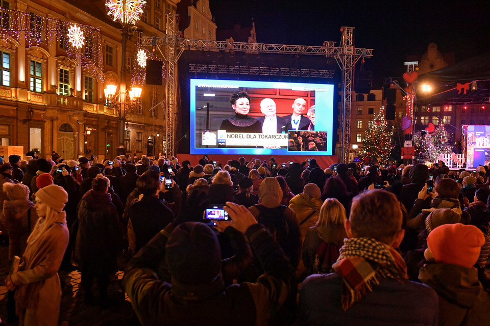 Mieszkańcy Wrocławia na wrocławskim rynku podczas transmisji z wręczenia Nagrody Nobla Oldze Tokarczuk