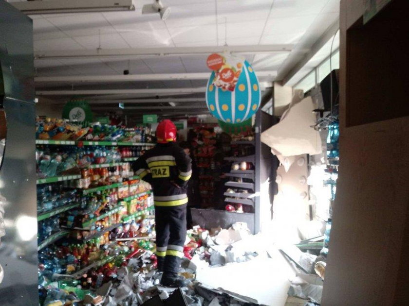 Tragiczny wypadek w Sułkowicach. Samochód wbił się w sklep