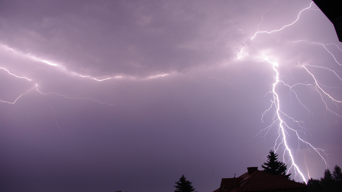 Instytut Meteorologii i Gospodarki Wodnej ostrzega przed możliwością wystąpienia burz z opadami deszczu w Krakowie i Małopolsce.