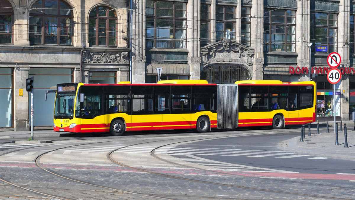 Warszawa: Autobus zawiózł pasażerkę do szpitala. Nie było wolnej karetki