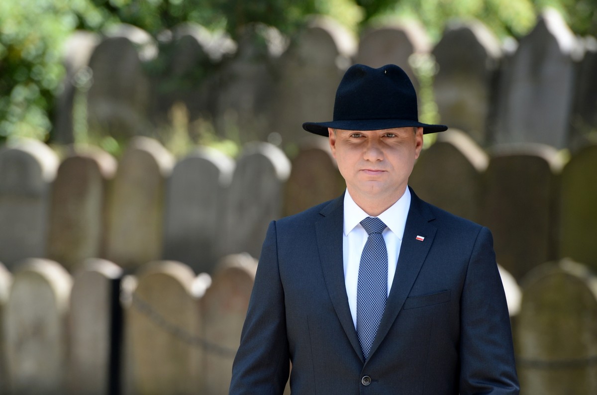 Prezydent Andrzej Duda przy grobie ofiar na cmentarzu żydowskim w dzielnicy Pakosz w Kielcach